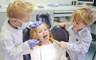 Kinder spielen beim Zahnarzt